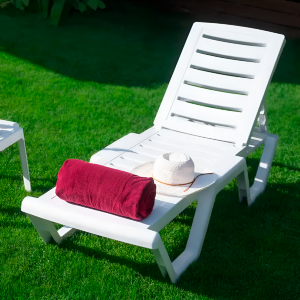Пластиковый шезлонг Titan (белый)
